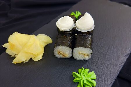 Мини-ролл с угрем