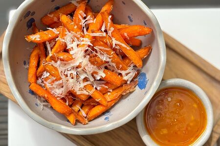 Батат фри с пармезаном и соусом манго-чили