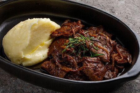 Печень по-венециански с картофельным пюре