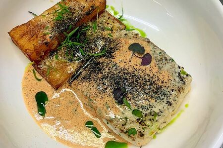 Треска с икорным соусом и гратеном