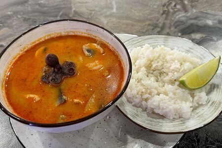 Том ям с морепродуктами