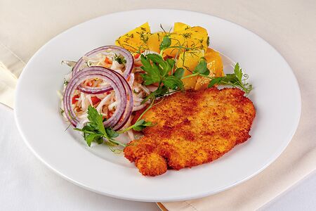 Шницель из свинины с картофелем и маринованной капустой