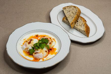 Турецкий завтрак из трех яиц с йогуртом и зерновым хлебом