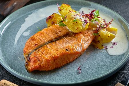 Лосось с мятым картофелем и сливочным соусом