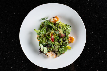 Руккола с тигровыми креветками