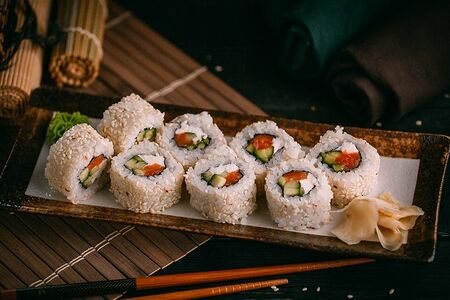 Ролл Филадельфия в кунжуте