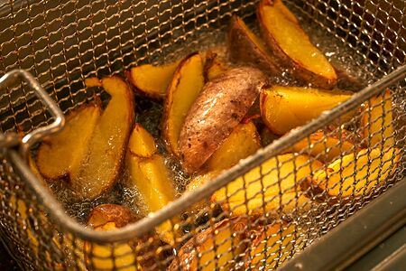 Картофельные дольки фри с вишневым кетчупом