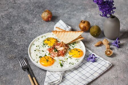 Яичница с беконом и хрустящим тостом