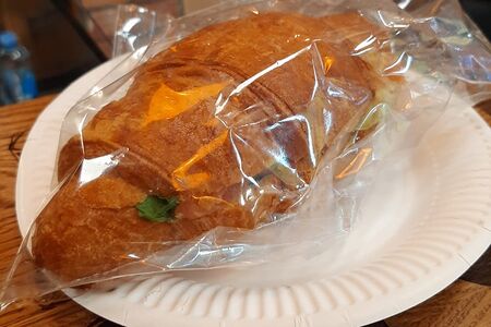 Круассан с красной рыбой