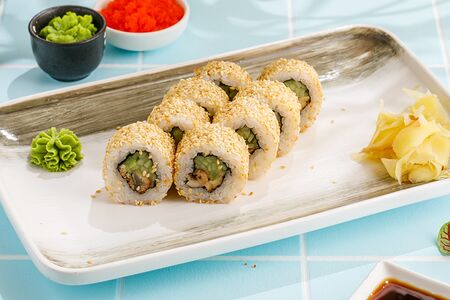 Ролл с угрем в кунжуте