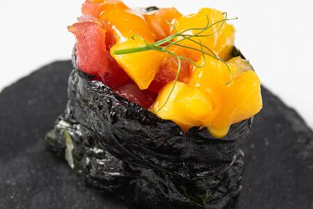 Гункан с тунцом, манго и соусом манго