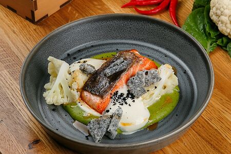 Стейк из форели с зелёным кремом и чипсами из морской капусты