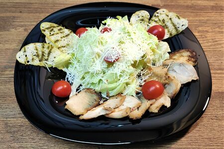 Салат Цезарь с курицей