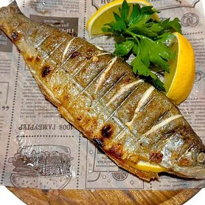 Форель на решётке целиком