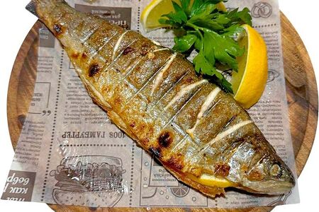 Форель на решётке целиком