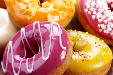 Пончик с глазурью и посыпкой