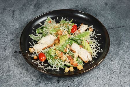 Салат Цезарь с курицей