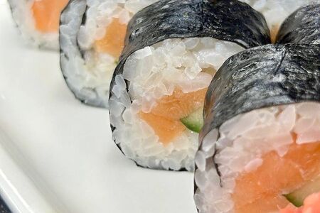 Сяке Маки с огурцом