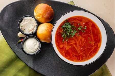 Борщ с пампушками, сметаной и салом