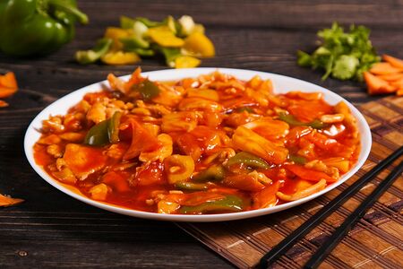 Куриное филе с овощами и ананасом в кисло-сладком соусе