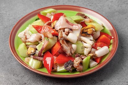 Морепродукты в чесночном соусе