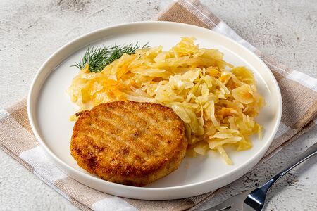 Шницель из индейки с тушеной капустой