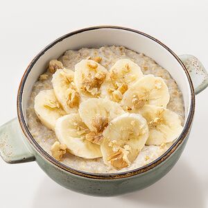 Каша овсяная с малиной и грецким орехом