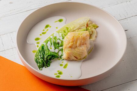 Спинка трески с жареным ромейном и кокосовым соусом