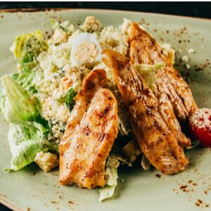 Салат Цезарь с курицей