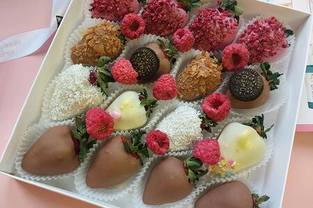 Клубника в шоколаде с сублимированной малиной  №31 