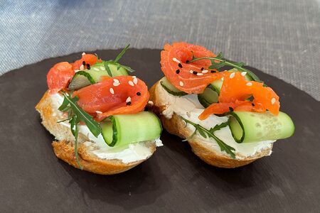 Брускетта с семгой