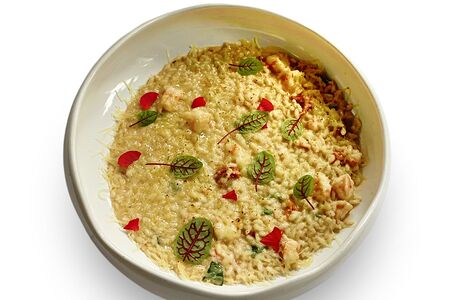 Ризотто с тигровой креветкой, зеленым базиликом и соусом Биск