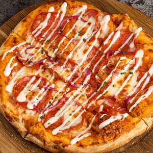 Лепешка с мягким сыром и пикантной колбасой чоризо