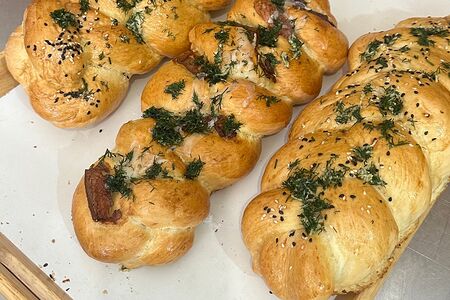 Хлеб с сыром и зеленью