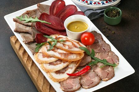 Ассорти из мясных деликатесов
