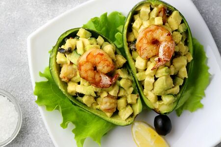 Салат из авокадо, фаршированного креветками