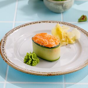 Острые суши с лососем