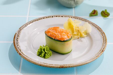 Острые суши с лососем