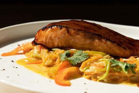 Форель на подушке из овощей