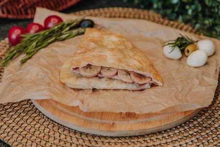 Чебурек с клубникой и бананом