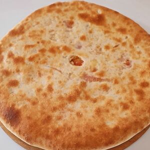 Сытный пирог с курицей, сыром и помидорами