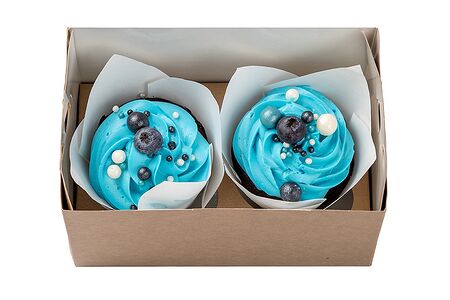 Набор из ванильных капкейков с вишней