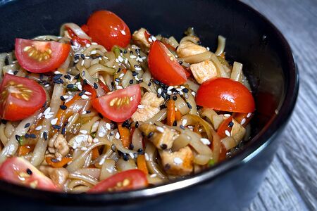 Wok с лапшой удон и овощами с начинкой на выбор