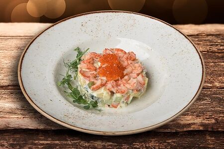 Салат Оливье с раковыми шейками