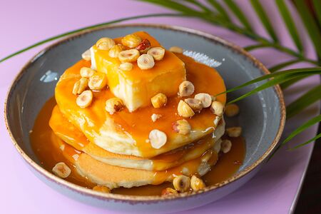 Панкейки с чизкейком, фундуком и соленой карамелью