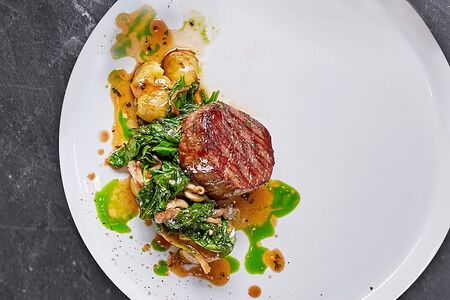 Филе миньон со шпинатом, грибами и мини-картофелем