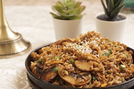 Жареный рис на тебане с курицей