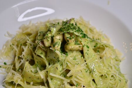 Феттуччине с курицей и соусом песто