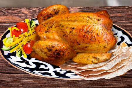 Курица гриль и овощной салат, лаваш, соус чесночный, томатный