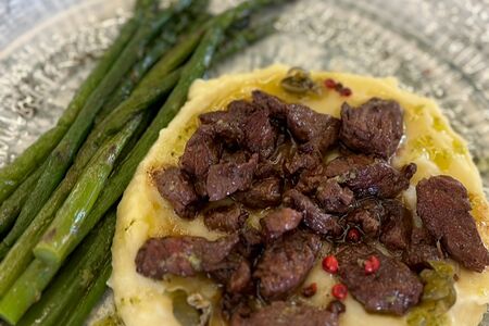 Мраморная говядина с трюфельным пюре и спаржей
